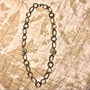 Lightweight faux silver necklace with pearls